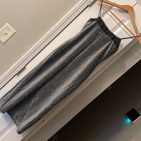 Mid length stretch black shimmery prom dress with slit in back size 4 never worn - Picture 4 of 5